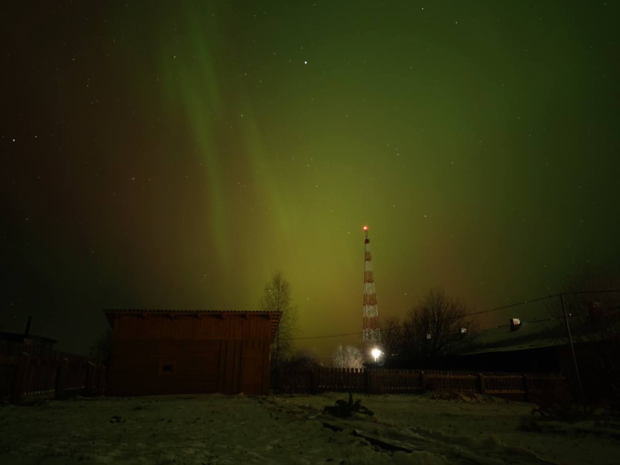 Этой ночью в Свердловской области снова будет северное сияние  Паблик AstroAlert пишет, что примерно в полдень, 17 декабря, околоземные солнечные спутники зафиксировали, как облако солнечной плазмы ударило в нашу атмосферу.   Это значит, что сегодня будет благоприятные условия для появления полярного сияния в средних широтах.  Новости Екб тут