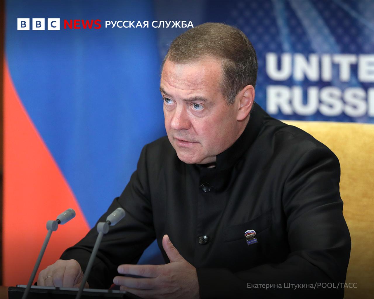 Дмитрий Медведев выразил уверенность что президент США вернется и вскоре предложит Зеленскому подписать капитуляцию Зампред совбеза РФ комментируя вчерашний пост президента США про возможность Украины вернуть территории и слабую экономику РФ назвал это реальностью в которой давно и счастливо живут Обама и Байден Но Трамп не такой Не сомневаюсь он вернётся Он всегда возвращается Вероятно через пару дней он предложит зелёному пианисту подписать капитуляцию Или слетать на Марс с прощённым им Маском Или сделать что то ещё очень важное что позволит претендовать на Нобелевскую премию Главное чаще кардинально менять свою точку зрения на самые разные вопросы И всё будет хорошо В этом суть успешного государственного управления через социальные сети написал Медведев