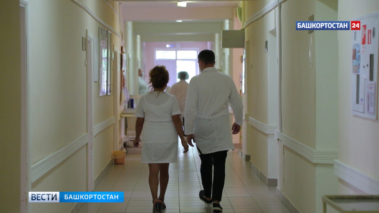 Министр здравоохранения Башкортостана сообщил о состоянии пострадавших в результате ЧП на предприятии Салавата  Министр здравоохранения Башкортостана Айрат Рахматуллин держит на контроле состояние пострадавших на предприятии ООО «Свеча».   "В городскую больницу Салавата на данный момент доставлены два пациента. 43-летний мужчина находится в реанимации, его состояние врачи оценивают как крайне тяжелое. 40-летний мужчина с термическими ожогами после осмотра врачей направлен в ожоговое отделение Городской больницы Стерлитамака. Еще одного пациента с места происшествия доставили в Городскую больницу №1 Стерлитамака. Он находится в реанимации в тяжелом состоянии", - рассказал Рахматуллин.   Он также добавил, что на месте происшествия продолжает дежурить бригада скорой помощи.  Подписаться   Сообщить новости