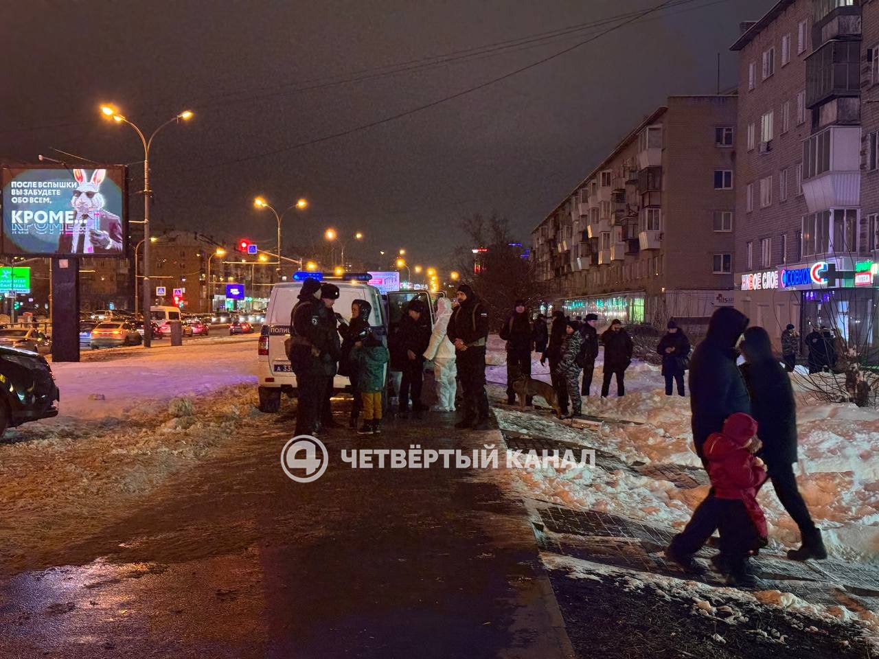 Неизвестный в маске, угрожая пистолетом, зашёл в отделение банка и вынес оттуда около 7 миллионов рублей  Точный ущерб ещё определяется. На место сразу после кражи приехала группа полиции и криминалистов. Сыщики анализируют записи с камер, опрашивают очевидцев. После изучения обстоятельств примут решение о возбуждении уголовного дела, сообщают в МВД.