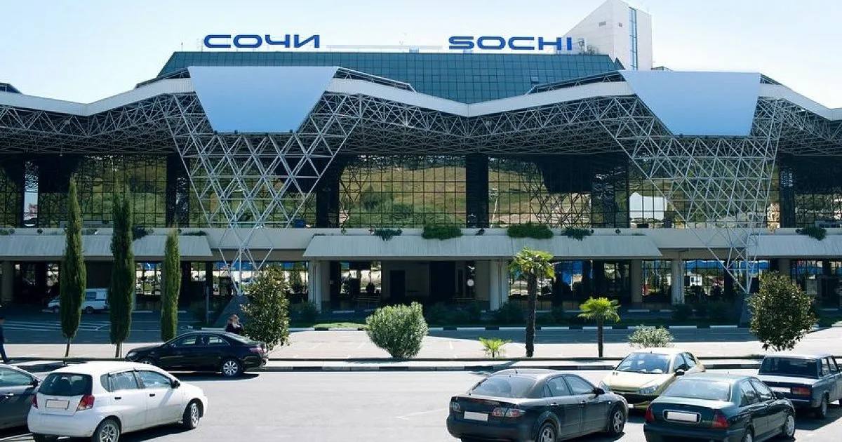 Более 40 рейсов задерживаются на прилет и вылет из Сочи.   Задержка рейсов связана со временными ограничениями полетов в аэропортах столицы и других городов.   На вылет задерживаются 14 рейсов на Москву, а также самолеты в направлении Перми, Чебоксар, Ульяновска, Сургута, Кирова, Саратова, Нижнекамска и Казани. Еще два рейса отменены — из Москвы и Самары.   На прилет задерживаются 9 рейсов из Москвы, а также самолеты из Екатеринбурга, Челябинска, Еревана, Перми, Волгограда, Антальи, Новосибирска, Сургута, Саратова, Чебоксар, Ульяновска и Кирова.