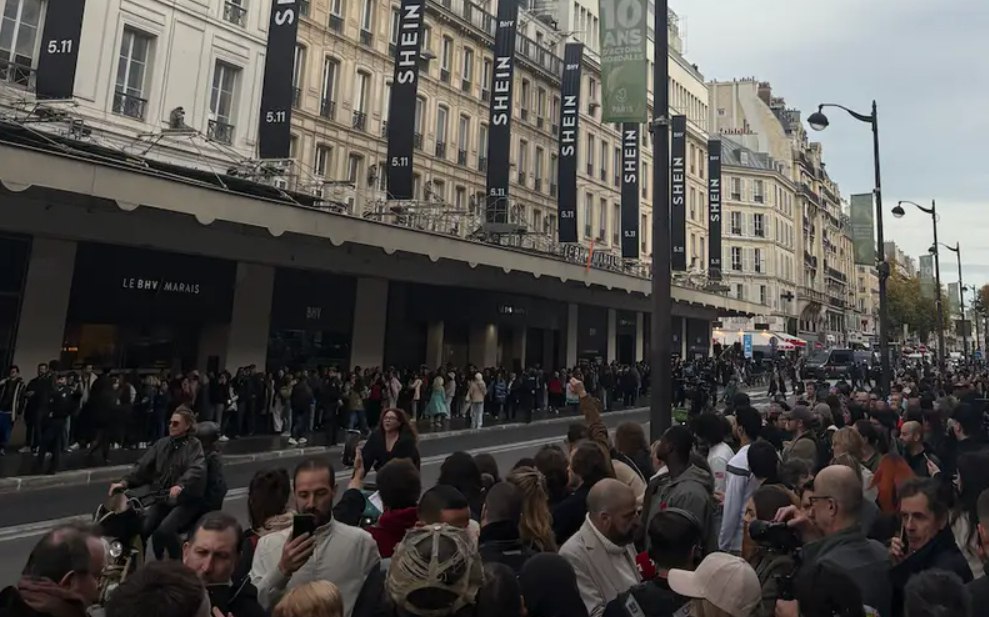 Shein открыл в Париже свой первый физический магазин Открытие сопровождали очереди из покупателей и толпы протестующих против быстрой моды и неэтичных трудовых практик китайского онлайн ритейлера Ситуацию усугубило расследование французских властей в отношении Shein они решили временно приостановить работу ритейлера в стране и проверить все онлайн заказы за последние 24 часа vc ru retail 2323827