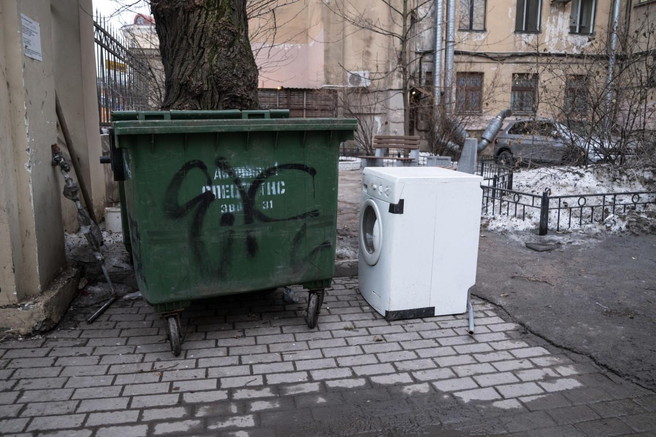 В Петербурге подорожает мусор  В Петербурге планируют проиндексировать тарифы на вывоз отходов. Они увеличатся на уровень инфляции, но останутся ниже экономически обоснованного уровня.  Представитель комитета по природопользованию Иван Казаков со своей стороны разъяснил, что речь идёт о повышении цен с 1 июля 2025 года, а не с 1 января. Оно составит не более 11,9%, окончательный уровень цен установит комитет по тарифам и в итоге повышение может оказаться даже ниже заявленной цифры.  Автор фото: Тихонов Михаил