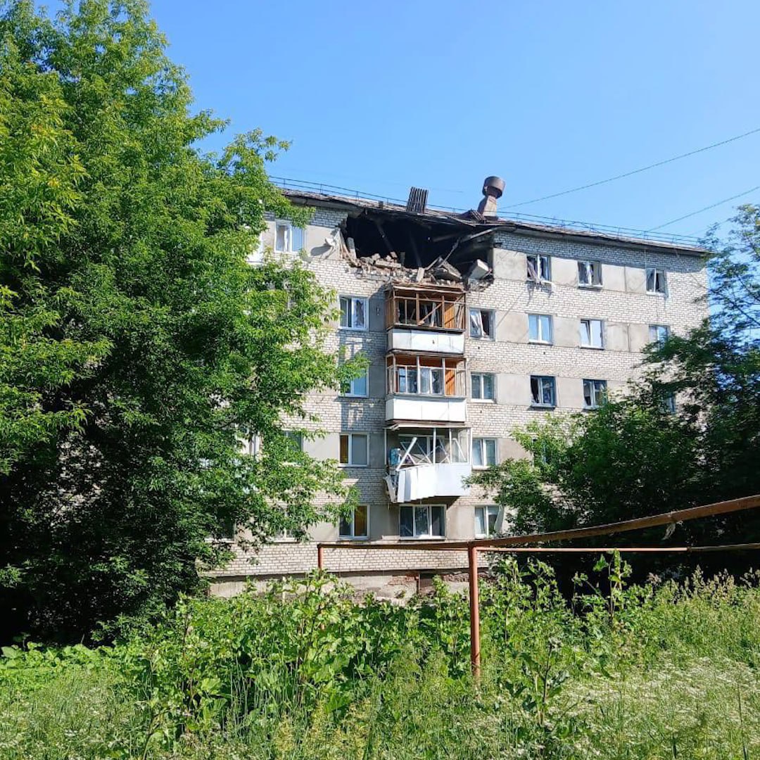Взрыв газа произошёл в пятиэтажке в Серове Свердловской области, пострадали 4 человека По словам очевидцев, среди них есть дети. 240 жителей эвакуированы. По предварительной версии, мужчина с пятого этажа поставил чайник и зажёг плиту, после чего произошёл взрыв.