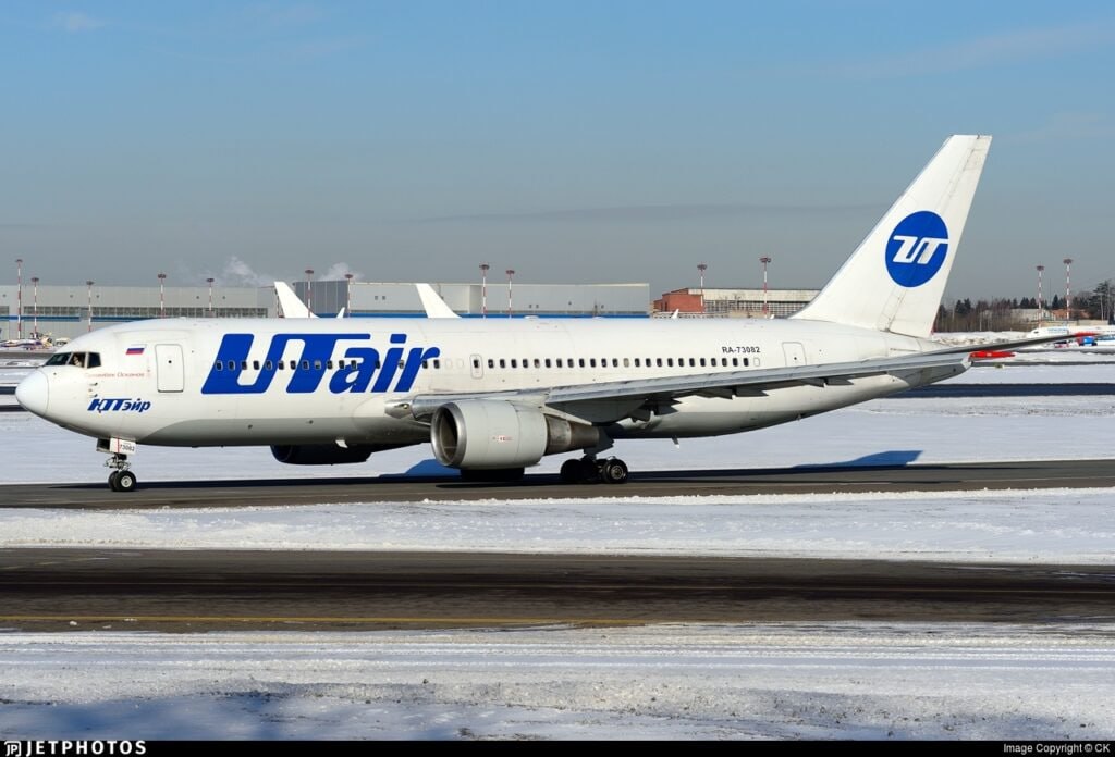 В мире остался последний летающий Boeing 767 200 В мире остался последний летающий самолёт Boeing 767 в редкой модификации Boeing 767 200ER Он эксплуатируется в России Это борт с регистрацией RA 73082 Суламбек Осканов авиакомпании Utair который сейчас поочерёдно выполняет регулярные рейсы в Ереван и Душанбе из аэропорта Внуково На регулярных пассажирских рейсах Boeing 767 200ER да и обычные 767 200 больше нигде в мире не летают Всего у Utair 3 таких самолёта ещё два Виктор Черномырдин RA 73081 и Иван Хохлов RA 73083 вернутся в небо в зимнем расписании в частности запланированы ежедневные рейсы из Москвы в Дубай DWC других билетов в продаже нет Все три борта построены в 2001 году и первоначально летали в ныне не существующей американской авиакомпании Continental Airlines В Utair им несколько раз меняли конфигурацию салона сначала сократили бизнес класс с 25 до 10 кресел и добавили почти 100 кресел эконома C25 Y147 превратились в С10 Y245 255 человек предельная вместимость для этого типа по Exit Limit а затем убрали бизнес класс совсем стало 249 кресел эконома Boeing 767 200ER интересен тем что это самый маленький в мире широкофюзеляжный самолёт и один из первых двухдвигательных самолётов способных выполнять трансатлантические полёты дальность до 12200 км и соответственно один из первых сертифицированных по ETOPS Модификация довольно редкая построен всего 121 борт потому что в 1980 х и 1990 х дальнемагистральные перевозки были преимущественно хабовыми то есть крупные авиакомпании собирали много пассажиров в крупном аэропорту и отправляли их на вместительных самолётах в то время как 767 200ER был ориентирован на небольших перевозчиков и прямые рейсы что то типа ответа на Airbus A310 Utair получила первый Boeing 767 200ER в 2012 году контракт изначально предполагал поставку 8 самолётов этого типа а гендиректор Андрей Мартиросов заявлял о потребности в 10 бортах однако в ходе реструктуризации компании после кризиса авиаперевозок 2014 года с сокращением спроса на международные направления их начали выводить уже в декабре 2014 года а последнюю из законтрактованных машин даже не стали забирать Тогда пересмотр планов развития спас авиакомпанию По прямому назначению для дальнемагистральных рейсов Boeing 767 200ER никогда не использовались а всегда летали на маршрутах средней протяжённости с большим спросом Москва Сургут Москва Тюмень Москва Сочи и т п самое дальнее Москва Анадырь 6200 км Три имеющихся борта дебермудизированы и могут летать на МВЛ В январе августе 2025 года ЮТэйр перевезла 4 237 222 человека на самолётах 3 365 660 пассажиров 4 5 выбрали рейсы ЮТэйр для перелетов внутри страны и 871 562 для путешествий за рубеж Было перевезено 8 158 тонн грузов и 1 000 тонн почты Производственный налет составил 104 790 часов Сейчас помимо одного Boeing 767 200ER эксплуатируются 13 из 15 ATR 72 500 6 из 6 Boeing 737 400 14 из 18 Boeing 737 500 и все 17 Boeing 737 800 Суламбек Осканов военный лётчик отказавшийся катапультироваться чтобы отвести падающий самолёт от посёлка в Липецкой области В честь него также назван аэропорт Магас Иван Хохлов первый заместитель начальника созданного в 1967 году Тюменского управления гражданской авиации от которого считает своё происхождение авиакомпания Utair А Виктор Черномырдин создал Газпром самолёт назвали в честь 80 летия государственного деятеля по инициативе коллектива Завода стабилизации конденсата имени В С Черномырдина в Сургуте где находится и штаб квартира Utair Как говорится если делать так по большому Курс у нас один правильный   www frequentflyers ru 2025 09 23 73082 frequentflyers