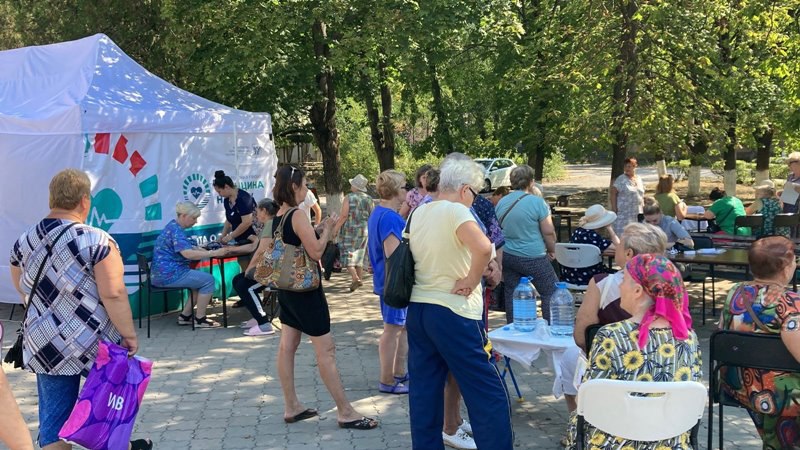 Еще около 100 жителей Новочеркасска бесплатно проверили свое здоровье. Уже в шестой раз в Новочеркасске прошла акция в рамках губернаторского проекта «Медицина на Дону». На площадке у Дома культуры микрорайона Октябрьского работал пункт экспресс-обследования здоровья. Около 100 жителей Новочеркасска бесплатно проверили основные показатели здоровья. Во время экспресс-обследования горожанам измерили артериальное давление, рост, вес, сделали расчет индекса массы тела и ЭКГ. Участники сдали экспресс-тест на уровень глюкозы и холестерина в крови. Напомним, результаты обследования пациенты сразу же получают на руки, и в случае выявления каких-либо отклонений, их направляют на дальнейшее обследование и лечение в медицинские учреждения. В Новочеркасске подобная акция будет проходить регулярно.