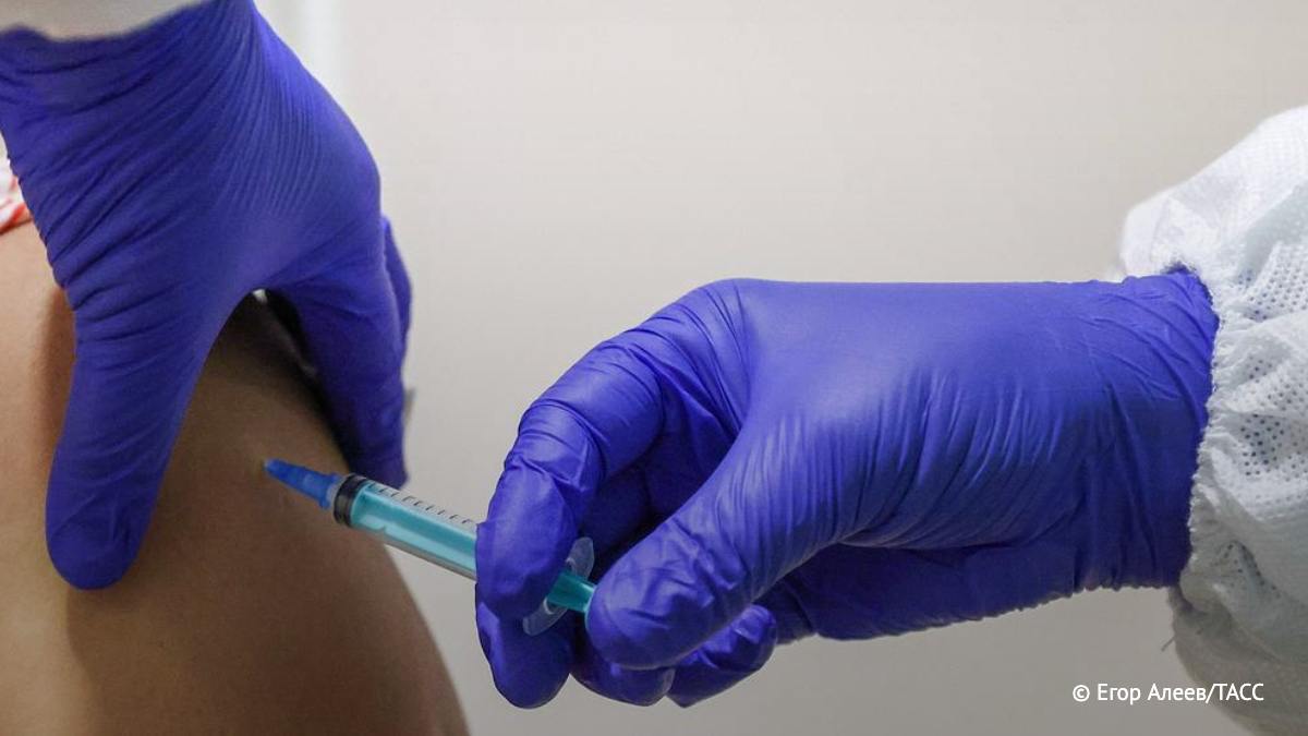 Пациенты с меланомой могут начать получать вакцину от рака осенью 2025 года, заявил Гинцбург.  Больные с немелкоклеточным раком легких станут второй группой, для которой будет создана персонализированная мРНК-вакцина.     / Наука