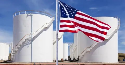 Коммерческие запасы нефти в США на прошлой неделе сократились на 1 81 млн баррелей до 425 7 млн баррелей говорится в еженедельном докладе министерства энергетики страны Аналитики в среднем прогнозировали снижение на 2 3 млн баррелей jkinvest news jkinvest