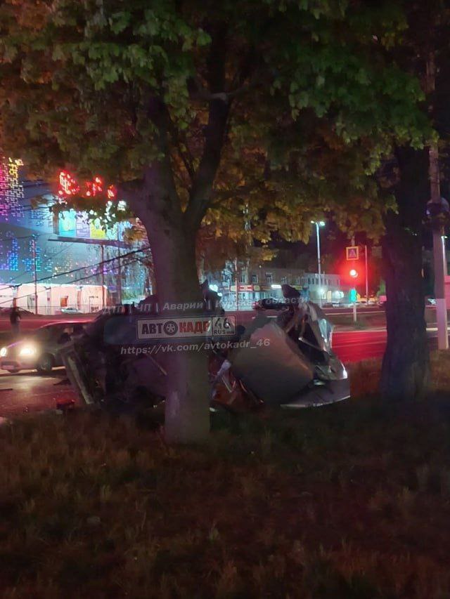 1 человек пострадал в жёстком ДТП в Курске Примерно в 23:46 на пересечении ул. 50 лет Октября и Запольной "ВАЗ 2110", ехавший со стороны ул. Бойцов 9 дивизии в направлении пр. Дружбы, столкнулся с а/м "Шевроле Круз", который двигался со стороны пр. Дружбы в сторону Запольной. По информации Госавтоинспекции, водитель "ВАЗа" 1987 г.р. с травмами был доставлен в больницу. Полиция выясняет причины и обстоятельства ДТП. фото Автокадр_46 Сейм Курская область