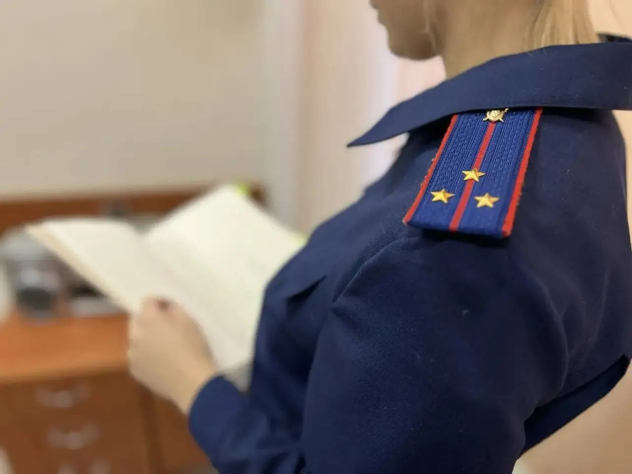 В Саратовской области мужчина признан виновным в совершении коррупционного преступления Собранные следственными органами Следственного комитета Российской Федерации по Саратовской области доказательства признаны судом достаточными для вынесения приговора местному жителю Он признан виновным в совершении преступления предусмотренного ч 3 ст 291 УК РФ дача взятки должностному лицу в значительном размере Следствием и судом установлено что 20 декабря 2020 года 56 летний житель областного центра являющийся коммерческим директором организации реализующей средства дизенфекции и сопутствующую медицинскую продукцию посредством перевода на банковскую карту передал должностному лицу медицинского учреждения денежные средства в виде взятки в сумме 50 тыс рублей за совершение незаконных действий в интересах юридического лица Деньги предназначались за способствование в заключении Балаковской городской клинической больницей контрактов на поставку медицинской продукции и средств дезинфекции с представляемой им фирмой Противоправные действия подсудимого выявлены сотрудниками ОЭБ и ПК МУ МВД России Балаковское Саратовской области Приговором суда фигуранту назначено наказание в виде штрафа в размере 4 8 млн рублей с лишением права заниматься деятельностью связанной с осуществлением оптовой торговли фармацевтической продукцией и химическими продуктами сроком на 6 лет 11 месяцев В отношении должностного лица получившего незаконное денежное вознаграждение вынесен обвинительный приговор которым он осужден к наказанию в виде штрафа подписаться на Следком 64 в MAX подать обращение
