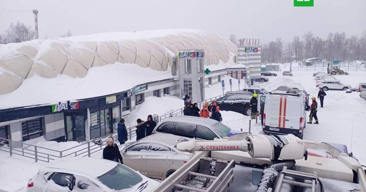 Затяжные снегопады привели к снижению посещаемости торгцентров Москвы на второй неделе января на 6 год к году За счет сложных погодных условий картина на рынке столицы оказалась хуже чем в России в целом Негативный эффект оказался менее выраженным для крупноформатных объектов удерживающих трафик за счет растущей доли развлекательных зон Эксперты отмечают что большие торгцентры все чаще становятся местами проведения досуга в регионах этот вариант может быть безальтернативным По итогам 2025 года операторы развлечений стали основными арендаторами крупных торгцентров сместив исторически лидировавших фешен ритейлеров