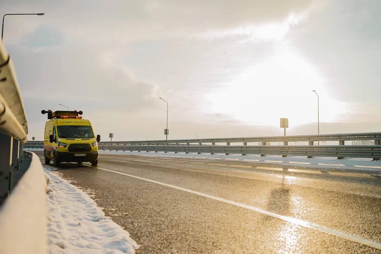 В 2025 году аваркомы на трассах Автодора помогли водителям почти 180 тыс раз На скоростных трассах Государственной компании Автодор для повышения безопасности и комфорта пользователей круглосуточно работают аварийные комиссары Они оперативно приходят на помощь автомобилистам в нештатных ситуациях C ростом сети увеличивается и количество экипажей На сегодняшний день их 164 В 2025 году аварийные комиссары совершили 178 5 тыс выездов Когда на дороге происходят нештатные ситуации например автомобиль остановился в неположенном месте аваркомы приходят на помощь чтобы обезопасить всех участников движения Они прикрывают место инцидента своей машиной выставляют конусы и включают яркую мигающую стрелку на крыше фургона Так другие водители заранее видят опасность и могут вовремя среагировать Статистика показывает большинство вызовов 57 связано с поломками автомобилей Аварийные комиссары буксируют неисправные машины предоставляют оборудование и универсальный набор инструментов для подкачки и замены колес прикуривания автомобиля и даже для небольшого ремонта Наиболее востребованной служба остается на главной трассе в исторические регионы М 4 Дон где экипажи помогли автомобилистам более 90 тыс раз Из за технических неисправностей автомобилей аваркомов здесь вызывали 55 5 тыс раз Вторая по количеству обращений трасса М 11 Нева Здесь помощь автомобилистам оказали свыше 43 тыс раз из них 21 2 тыс из за поломок транспортного средства Также значительное число обращений зафиксировано на М 12 Восток и ЦКАД свыше 34 тыс из за неисправности авто в общей сложности 19 5 тыс На втором месте среди причин обращений окончание топлива В 2025 году такие случаи составили 16 от общего числа выездов Чаще всего с этой проблемой сталкиваются водители отправляющиеся в дальние поездки без учета расстояний между АЗС Только на М 11 Нева аваркомы помогли с дозаправкой 8 6 тыс раз Еще 9 вызовов пришлись на ситуации когда автомобилисты останавливались в неположенных местах Аваркомы прикрывали транспортные средства предупреждали водителей об опасности и сопровождали их до ближайших площадок отдыха Напомним остановка на обочине автомагистрали смертельно опасна и допускается только в специально оборудованных местах Также экипажи выезжали на места ДТП в 6 случаев Аварийные комиссары обеспечивали безопасность места происшествия передавали информацию экстренным службам и при необходимости оказывали первую помощь Аварийные комиссары не только реагируют на вызовы но и патрулируют вверенные им участки Оказывают помощь при появлении посторонних предметов на проезжей части фиксируют возникшие дефекты негативно влияющие на безопасность дорожного движения и не только Иногда аваркомы выполняют нестандартные задачи Например в Воронежской области на одной из зон отдыха трассы М 4 Дон водитель рейсового автобуса уехал забыв пассажира который незамедлительно обратился к аварийному комиссару Экипаж сразу выехал в том же направлении При содействии оператора Центра управления дорожным движением автобус остановили на ближайшем съезде Пассажир благополучно продолжил поездку и поблагодарил сотрудников службы за помощь Служба аварийных комиссаров действует на всех скоростных дорогах Государственной компании Автодор Вызвать экипаж можно по короткому номеру 2323 Помощь оказывается круглосуточно и бесплатно а среднее время прибытия аваркомов составляет 15 минут