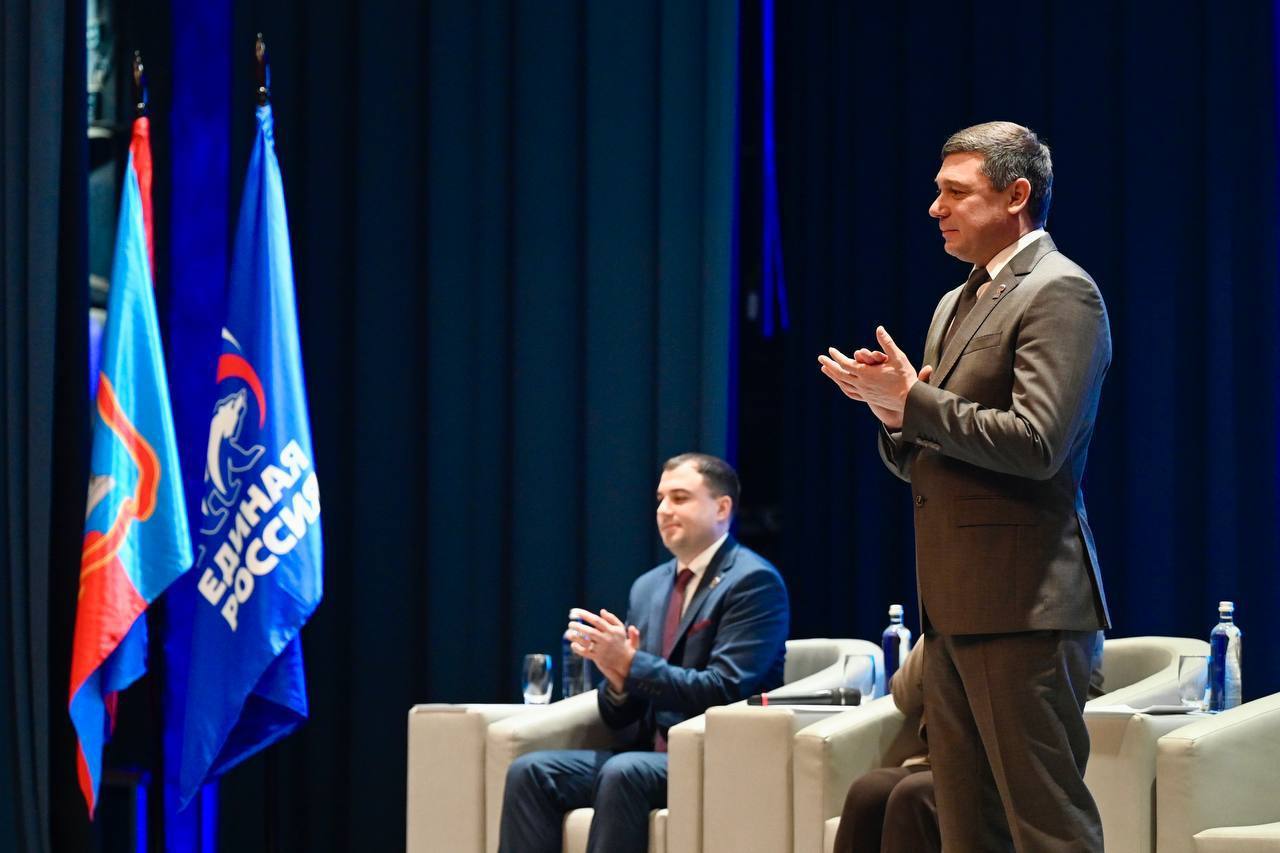 Итоги работы Тамбовского регионального отделения Всероссийской политической партии Единая Россия в 2025 году подвели на 41 й конференции С докладом выступил глава Тамбовской области секретарь регионального отделения партии Единая Россия Евгений Первышов Главной темой стали прошедшие выборы Этот год был очень важен для нашего регионального отделения По итогам выборов в шести городских округах Единая Россия усилила свои позиции в органах представительной власти за счёт профессионалов работающих в единой команде А в Тамбове вернула статус партии власти доказав жителям готовность вместе решать актуальные для них вопросы сказал Евгений Первышов Всего от Единой России было избрано 127 депутатов из 149 Большой интерес к выборам проявили участники и ветераны специальной военной операции Всего в качестве кандидатов от Единой России было зарегистрировано 8 участников СВО семеро из них одержали победу на выборах Ещё больше нам предстоит сделать в следующем году Мы должны оправдать то доверие которое нам оказали жители и реализовать задачи поставленные нашим Президентом Владимиром Владимировичем Путиным И конечно же для этого мы должны добиться уверенной победы Единой России на выборах в Государственную Думу Российской Федерации и Тамбовскую областную Думу написал в своих соцсетях глава региона Евгений Первышов Фото Павел Васильев Наши новости в МАХ