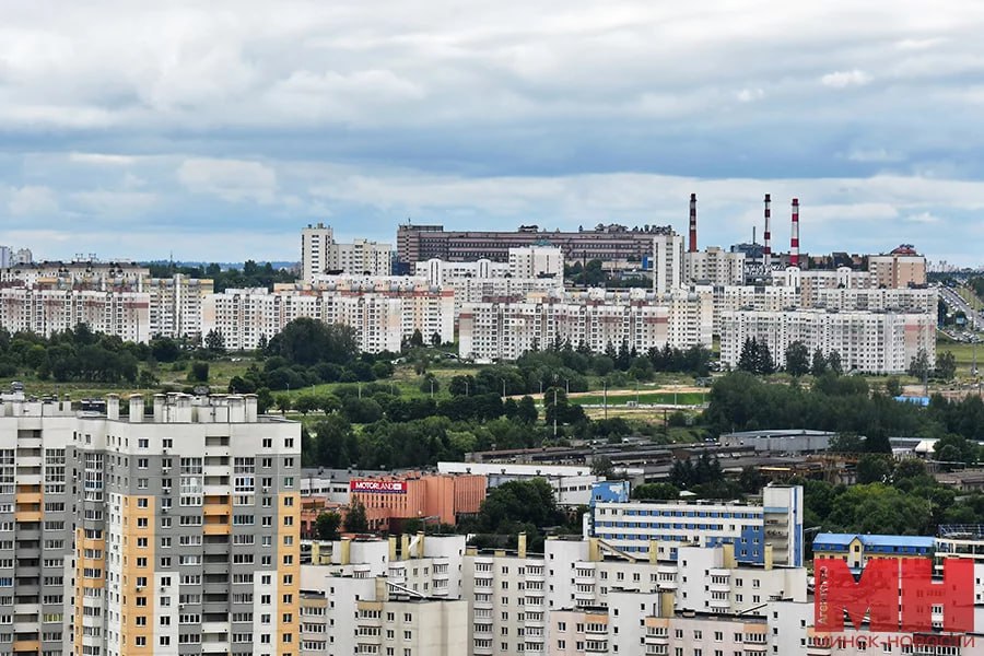 Первый зампредседателя Мингорисполкома Надежда Лазаревич: Минск занимает 30 % в инвестпрограмме Беларуси.  По поручению Александра Лукашенко в Беларуси осуществляется масштабная инициатива «Один район — один проект». Программа включает 208 инвестиционных проектов с учетом специализации районов и их потенциала.  В 2024 году в стране реализуется 180 инвестпроектов с созданием 9,1 тыс. рабочих мест. Они затрагивают самые разные сферы: деревообработку, металлургические производства, переработку агропромышленной продукции, выпуск медицинских изделий, производства машин и оборудования, фармацевтику и др.  #нашелучшее  #нашалепшае  «Минск-Новости» MINSKNEWS.BY Telegram Viber FB  VK Inst TikTok  YouTube