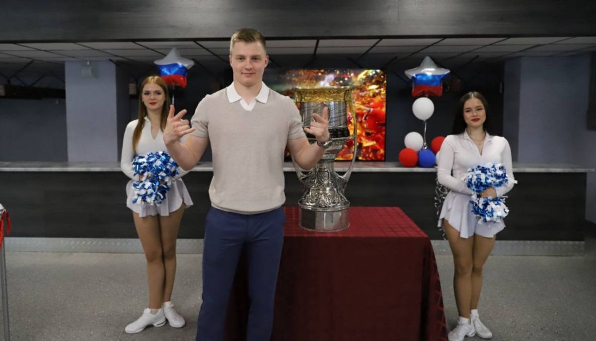 Воронежец Егор Сурин привез Кубок Гагарина в родной город Сегодня обладатель Кубка Гагарина в составе ярославского «Локомотива», воспитанник воронежского хоккея Егор Сурин привез завоеванный трофей в родной дворец спорта «Юбилейный». ↗ Прислать новость Подписаться