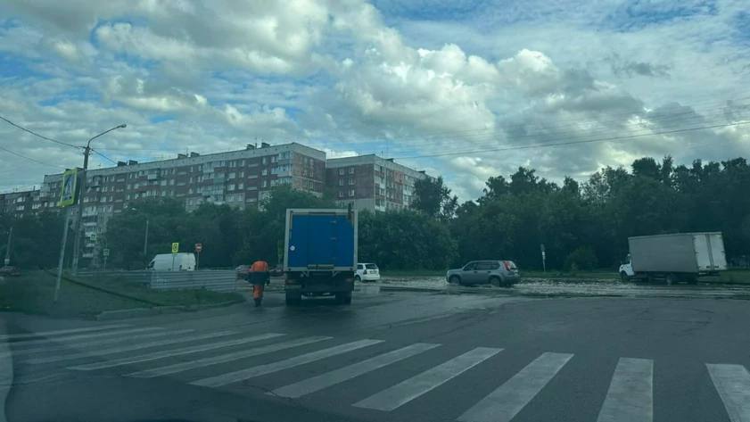 В Барнауле из-за коммунальной аварии затопило несколько улиц На пересечении улиц Шукшина и Антона Петрова произошла коммунальная авария. Об этом сообщили в пресс-службе городского водоканала. Из-за повреждения на водопроводе диаметром 400 мм затопило проезжую часть. На месте работает аварийно-восстановительная бригада. Специалисты обследуют сети. Фото: "Росводоканал Барнаул".