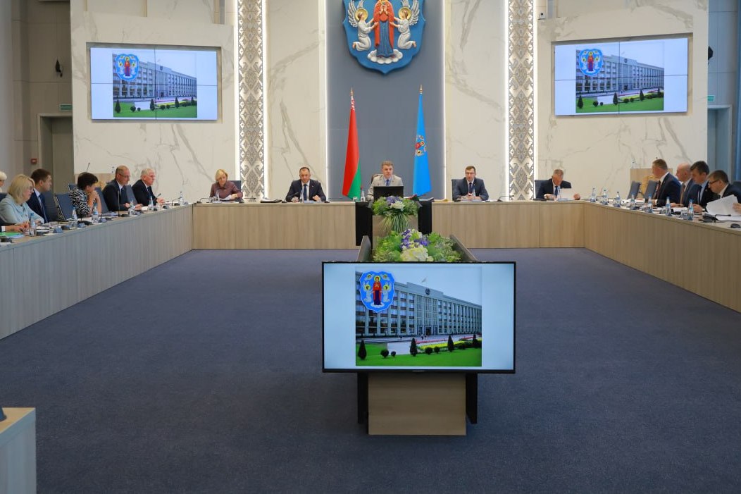 Кратно и качественно усилить работу с неблагополучными родителями!  #из_графика_министра  Министр внутренних дел Иван Кубраков принял участие в заседании Мингорисполкома.    На повестке дня - вопрос эффективности системы защиты детей в неблагополучных семьях.  Открывая мероприятие, мэр столицы Владимир Кухарев подчеркнул, что система выявления детского неблагополучия в Минске работает, но меры необходимо ужесточить.   Глава МВД выступил с предложением ввести ответственность для родителей, дети которых признаны находящимися в социально опасном положении либо изъяты из семьи. Например, обязать к общественным работам.  - Ломают жизни своим детям, но ответственности за это не несут! Если ребенок направляется в приют, то его родители не должны оставаться дома. Не мы, а они сами обязаны думать, как нормализовать ситуацию. Для этого нужны законодательные изменения.  Министр поручил начальнику ГУВД Мингорисполкома Михаилу Грибу составить пофамильные списки родителей в семьях СОП, которые состоят на учете у врача-нарколога и/или уклоняются от работы, чтобы принимать к ним самые жесткие меры. Если такой человек совершит новое правонарушение - то изъятие детей или статус СОП должны считаться отягчающим обстоятельством.    - За неявку по вызову в ОВД ранее судимые, состоящие на учете, привлекаются к ответственности. А для рассматриваемой же категории лиц такая мера не предусмотрена. Мы вынуждены их искать, затрачиваются силы и средства. Необходимо внести соответствующие предложения, - подчеркнул Иван Владимирович.   Кроме того, инициировано проведение дополнительного обучения специалистов  воспитателей, педагогов, медиков  по выявлению признаков неблагополучия.
