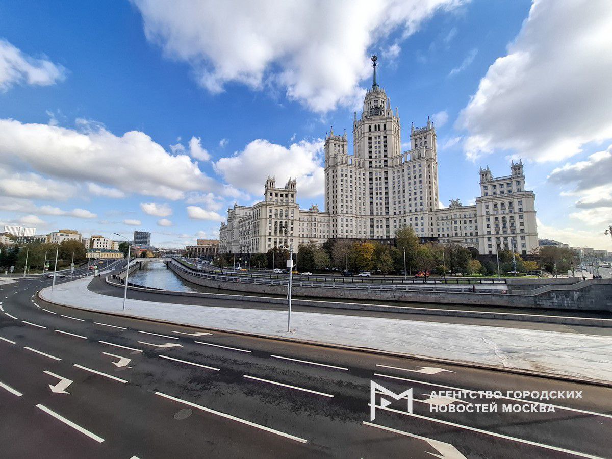 Асфальт заменили на Котельнической набережной более 16 тысяч квадратов отремонтировано от устья Яузы и Малого Устьинского моста до 1 го Гончарного переулка В последний раз асфальт на Котельнической набережной меняли в 2017 году Подпишись на Агентство Москва