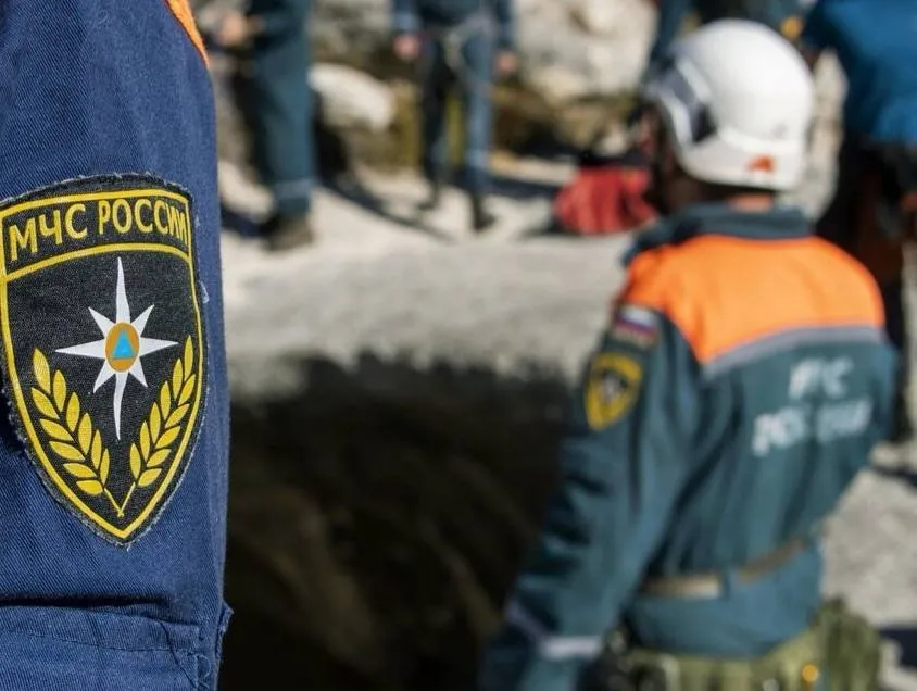 В станице Тамань по нескольким адресам обнаружили обломки БПЛА есть пострадавший По одному из адресов обломки беспилотника упали рядом с частным домовладением в котором выбило стекла По второму на летнюю кухню Здесь в доме также повреждено остекление и двери Пострадал один человек ему оказали необходимую медицинскую помощь на месте без госпитализации сообщили в оперштабе Кубани На местах работают оперативные и специальные службы Связь и прайс на размещение рекламы в Temruchok info bot Подпишись на Темрюк Инфо в МАКС ВКонтакте Одноклассники
