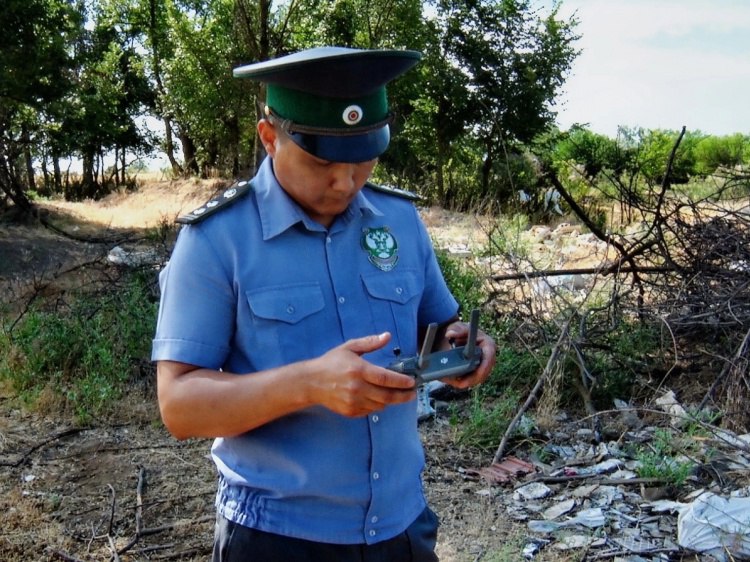 В Волгоградской области сельхозземли захламили отходами В Волгоградской области нашли ещё один заброшенный участок сельскохозяйственного назначения. Как рассказали Волжский.ру в Управлении Россельхознадзора по Ростовской, Волгоградской и Астраханской областям и Республике Калмыкия, в Новоаннинском районе на площади в 2025 квадратных метров обнаружили очаги захламления бытовыми отходами пластиковые бутылки, пластиковый шнур и сухостоем трава, ботва от помидор, деревья и ветки . Подробнее на Волжский.ру: