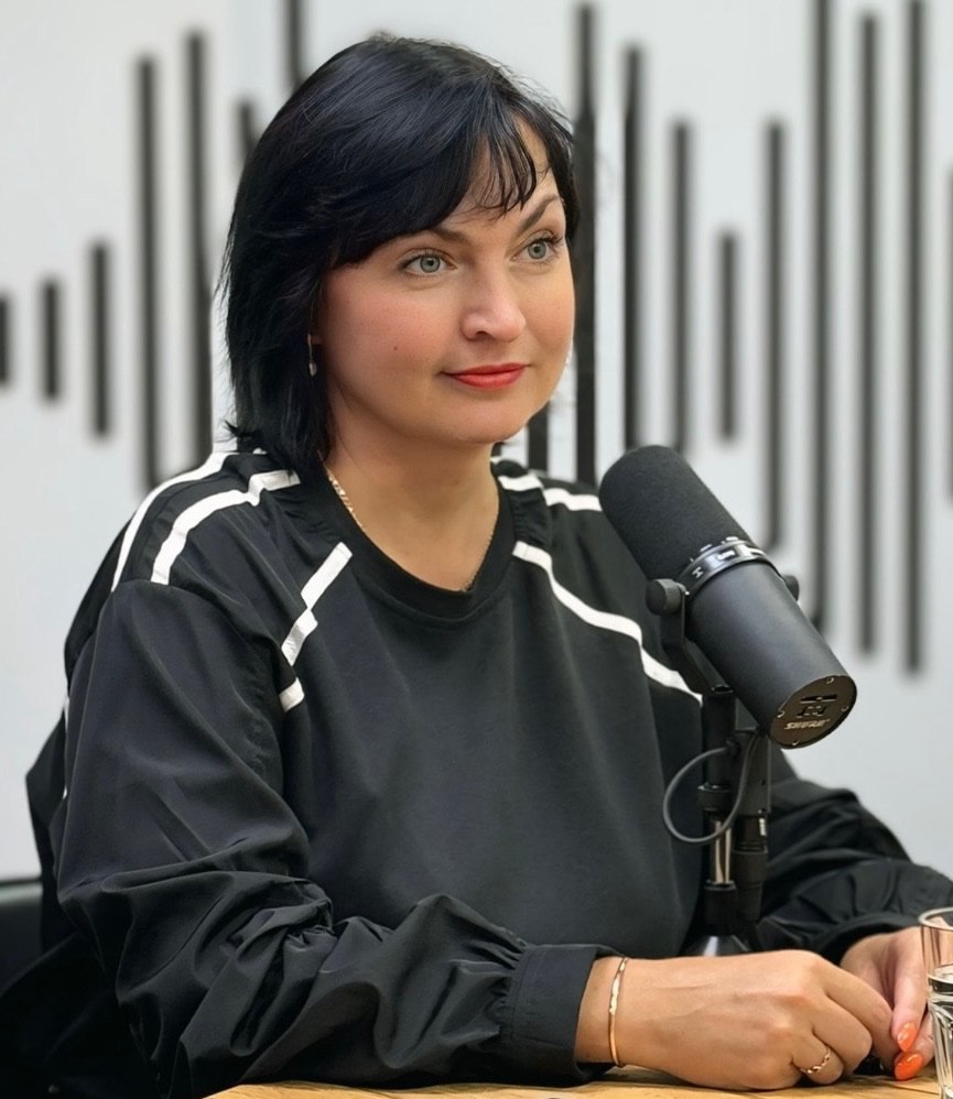 В Кировской области власть открыта для людей и для решения проблем Член Общественной палаты Кировской области и председатель регионального отделения Союза журналистов России Елена Урматская прокомментировала прямую линию губернатора Александра Соколова На мой взгляд прямая линия прошла очень успешно Она была живой как говорится про людей Приятно удивило большое количество вопросов от жителей районов Кировской области Это говорит о доверии к власти Если люди обращаются значит верят что их вопрос не останется без внимания и проблема будет решена Прямая линия еще раз продемонстрировала что власть в Кировской области открыта для людей и что еще более важно власть открыта для решения проблем И не боится что жители расскажут о существующих трудностях с экрана телевизора на весь регион Такая открытость дорогого стоит Подписывайтесь на канал Кировской области в MAX