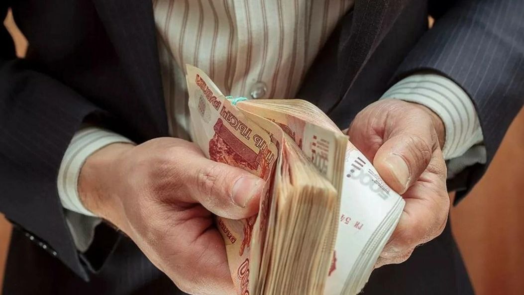 Зарплаты россиян продолжают расти быстрее инфляции За январь сентябрь 2025 года рост зарплат в реальном выражении составил 4 5 по сравнению с январем сентябрем 2024 года сообщили в Росстате Среднемесячная зарплата в номинальном выражении в сентябре 2025 года составила 96 182 рублей увеличившись на 13 1 по сравнению с сентябрем 2024 года По прогнозу Минэкономразвития рост зарплат в 2025 году ожидается на уровне 3 4 в 2026 году 2 4 fatcat18