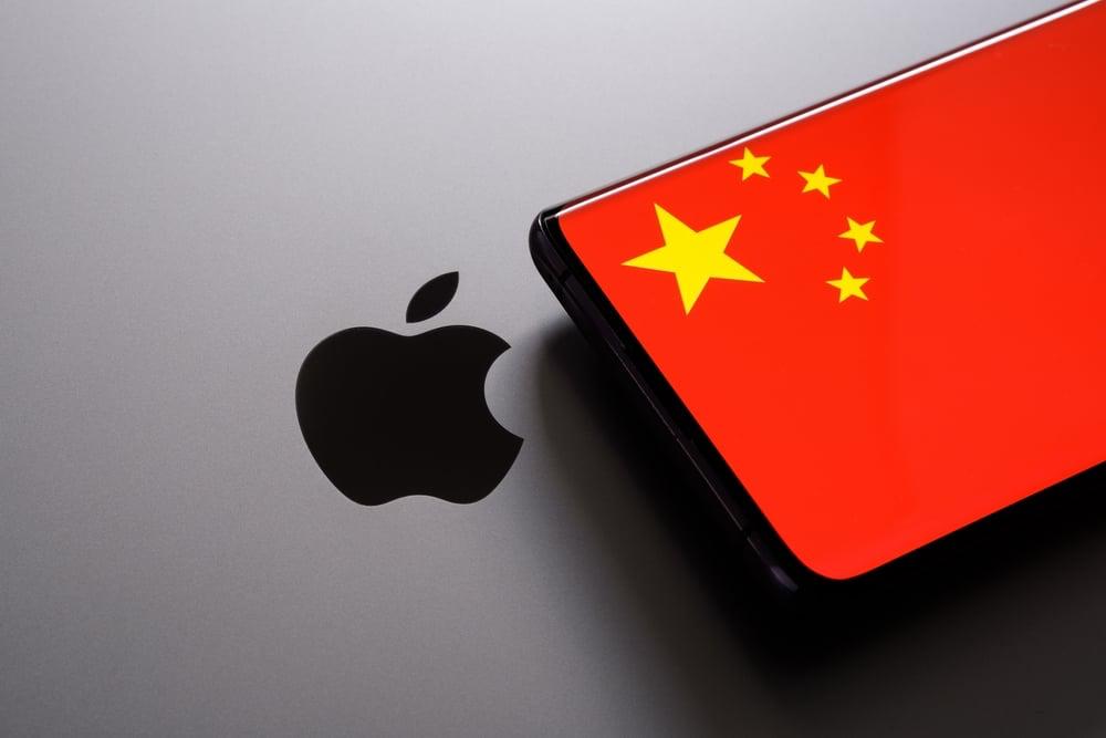 Владельцы iPhone в Китае потребовали чтобы Apple разрешила альтернативные магазины приложений как в Евросоюзе Группа из 55 китайских владельцев iPhone и iPad подала жалобу в Государственное управление по регулированию рынка Китая Они утверждают что Apple злоупотребляет своим доминирующим положением на рынке ограничивая распространение приложений и платежи на своих собственных платформах взимая при этом высокие комиссии При этом говорится в жалобе Apple разрешает использовать альтернативные способы оплаты и магазины приложений в Евросоюзе и США www iphones ru 1341841 новости iphonesru