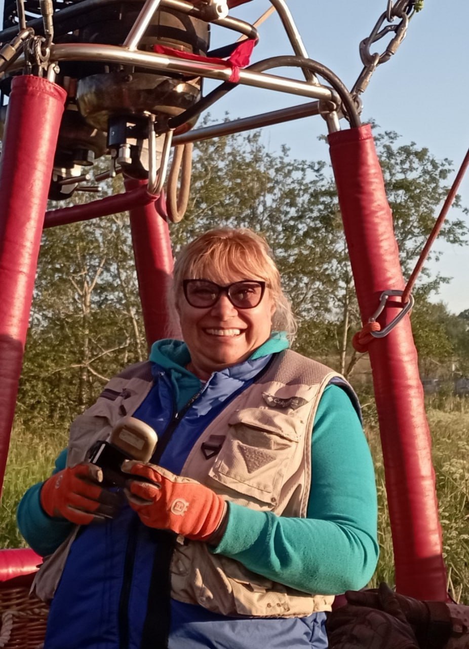 Пилотесса из Великих Лук завоевала «бронзу» на чемпионате России В Московской области завершился 8-й Чемпионат России по воздухоплавательному спорту на тепловых аэростатах. Впервые чемпионкой страны стала Виктория Аршава из города Яхрома, обладательница национального женского рекорда высоты полёта. На втором месте — Елизавета Вертипрахова из Пермского края, на третьем — Екатерина Ларикова из Псковской области, неоднократный призёр женских соревнований. Об этом сообщили в группе «ВОЗДУХОПЛАВАНИЕ Великие Луки» ВКонтакте. Все лучшие пилотессы женского Чемпионата России уже заявлены для участия в Международной встрече воздухоплавателей в Великих Луках, которая пройдет с 8 по 16 июня при поддержке генерального спонсора ПАО «Газпром». Мероприятие на юге Псковской области обещает быть самым массовым в воздухоплавательной истории России — до конца приёма заявок осталось три дня, уже заявились 47 пилотов-участников.