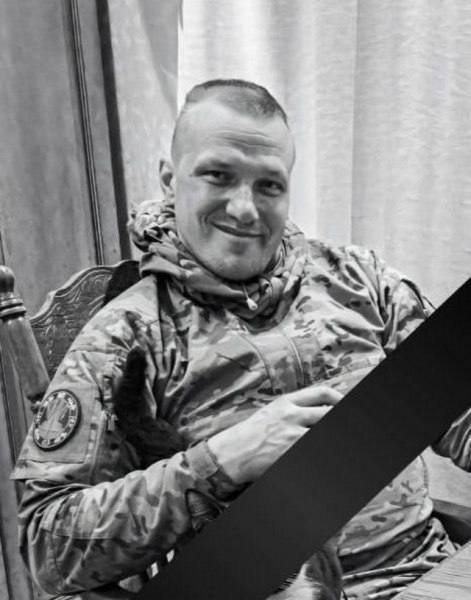 В Суджанском районе Курской области при задержании мародёров трагически погиб начальник военной полиции Алексей Жаров  позывной «Жара» , сообщил врио губернатора региона Александр Хинштейн.  Алексей служил в Кореневском, а затем Глушковском и Суджанском районах. Помогал жителям, которые остались в приграничье.   Родным и близким Алексея Жарова будет оказана необходимая помощь.     Подписаться    Написать в редакцию    Поддержать Донбасс
