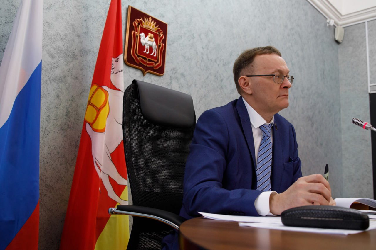 Владимир Перезолов В проекте главного финансового документа региона заложено увеличение по нескольким направлениям Председатель комитета по промышленной политике Владимир Перезолов об итогах заседания комитета Озвучены основные параметры областного бюджета на 2026 год и на 2027 2028 годы Повышенное внимание сейчас уделяется рациональному расходованию средств И при этом важно сохранить две составляющие развитие Челябинской области и социальные достижения региона В проекте главного финансового документа региона заложено увеличение по нескольким направлениям В госпрограмме Развитие промышленности новых технологий и природных ресурсов Челябинской области планируется сохранить объемы финансирования наиболее востребованных мер в том числе субсидий на оказание поддержки предприятий осуществляющих НИОКР и регионального проекта Производительность труда Запланировано финансирование нового мероприятия возмещение промышленным предприятиям части затрат на оплату услуг по подключению к коммунальной инфраструктуре в рамках реализации инвестиционного проекта Объем финансирования госпрограммы Развитие информационного общества в Челябинской области в 2026 году на 4 2 превысит уровень 2025 года В том числе 36 5 миллионов рублей будут направлены на региональный проект Отечественные решения что обеспечит переход исполнительных органов Челябинской области на отечественное программное обеспечение Сохранится финансирование программы по созданию инфраструктуры для подключения к сети Интернет отдаленных населенных пунктов региона Будут направлены субсидии операторам связи на возмещение части их затрат по этому направлению Мы обратили внимание на то что необходимо продолжить субсидирование пассажирских перевозок муниципальных и межмуниципальных маршрутов электрического транспорта в том числе в Челябинской агломерации по регулируемым тарифам Это принципиально важно потому что обеспечивает транспортную доступность для всех жителей региона прокомментировал Владимир Перезолов Подписывайтесь на Парламентскую неделю