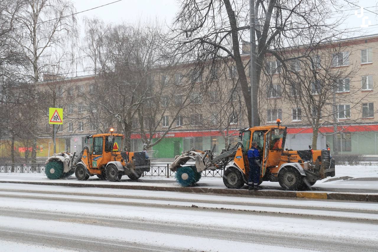 Курортный район очищают от снега: коммунальщики на передовой  Коммунальные службы с утра убирают снег в Курортном районе. Очищают тротуары, внутриквартальные проезды и подходы к парадным. В зоне особого внимания поликлиники, школы и детские сады.  Просим водителей и пешеходов проявлять особую осторожность.