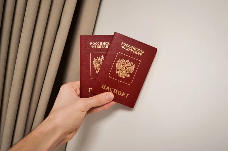 МВД: редактирование фото может стать основанием для отказа в получении паспорта В ведомстве рассказали, что с начала года в выдаче и замене российского паспорта по различным основаниям было отказано более 1,5 тысячам заявителей. Одна из причин - неправильно сделанная фотография... Как отметили в МВД, не допускается редактирование изображения в целях улучшения внешнего вида лица или его художественной обработки. Кроме того, получению документа может помешать наличие цветных линз или очков, оправа которых закрывает глаза. При этом для людей, постоянно носящих очки, обязательно фотографирование в очках без тонированных стекол. В ведомстве напомнили, что фотография должна быть на белом фоне, без всяких посторонних предметов, а само изображение - четким, чтобы были видны все особенности лица.