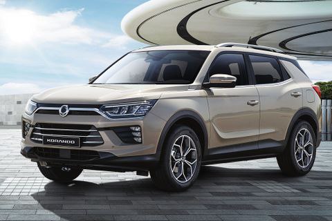 Возвращение SsangYong на рынок Россию начнется с компактного кроссовера  Корейская KGM начнет официальные продажи автомобилей в России с компактного кроссовера Korando C300, сообщила пресс-служба фирмы «РЭКС Моторс», которая является дистрибьютором KGM в РФ.  Россиянам его предложат с бензиновым турбомотором 1.5  163 л.с., 280 Нм , 6-ступенчатой автоматической КП Aisin, передним и полным приводом. Продажи стартуют в начале 2025-го.  #новости