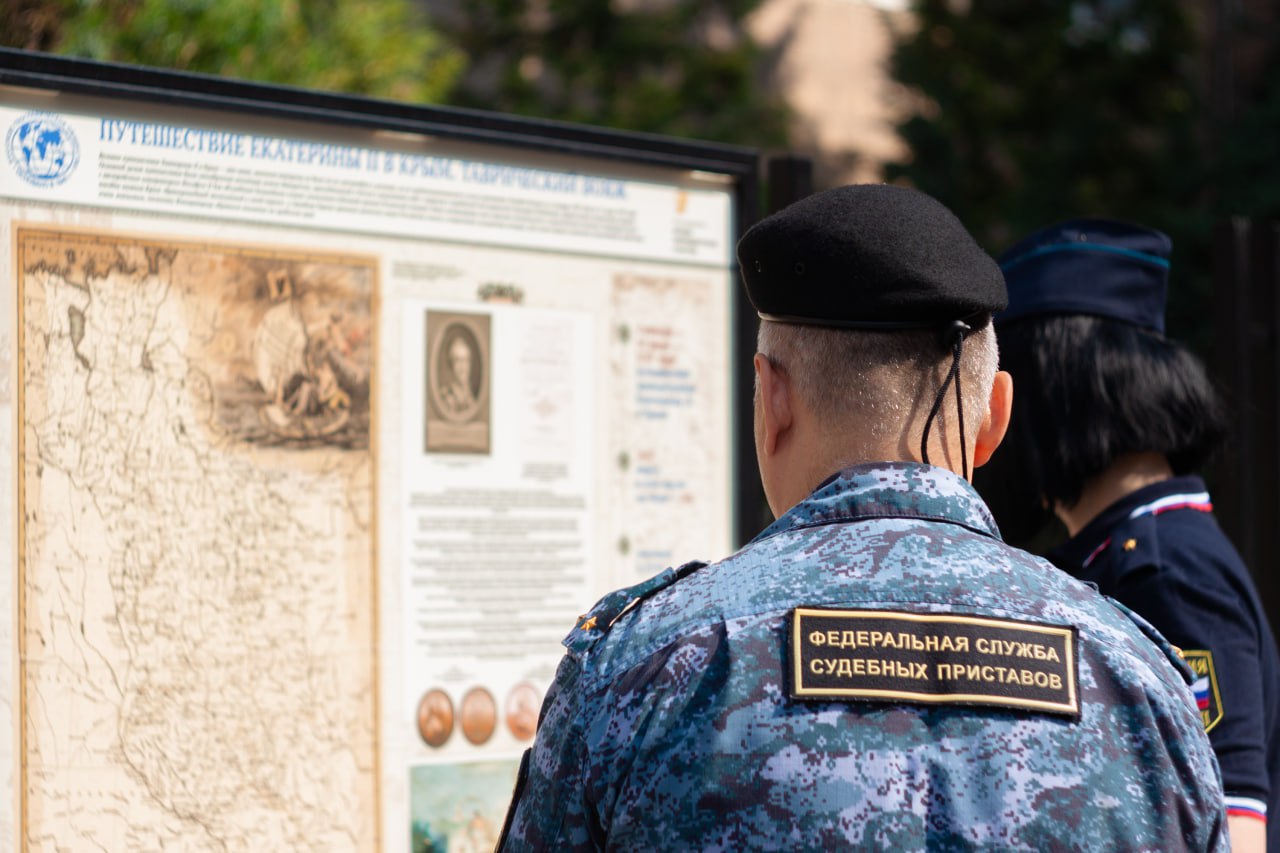 Сотрудники ГУФССП России по  Донецкой Народной Республике посетили выставку к 180-летию Русского географического общества    Сотрудники структурных подразделений Главного управления Федеральной службы судебных приставов по Донецкой Народной Республике посетили тематическую выставку «100 достоверных фактов о Новороссии», организованную в честь 180-летия Русского географического общества.    Экспозиция, представленная на десяти стендах, включила в себя уникальные материалы, раскрывающие различные аспекты исторического развития Новороссии. Участники мероприятия ознакомились с архивными документами, фотографиями и картами, отражающими богатое культурное и историческое наследие региона.    «Такие мероприятия имеют особое значение для патриотического воспитания и профессионального развития сотрудников. Изучение истории родного края позволяет глубже понять его специфику, что особенно важно в нашей работе», — отметили в ГУФССП России по  Донецкой Народной Республике.    Участие в культурно-просветительских мероприятиях способствует укреплению корпоративного духа и расширению кругозора сотрудников, что положительно сказывается на качестве исполнения служебных обязанностей.  Официальный сайт ГУФССП России по Донецкой Народной Республике     Мы в Одноклассниках