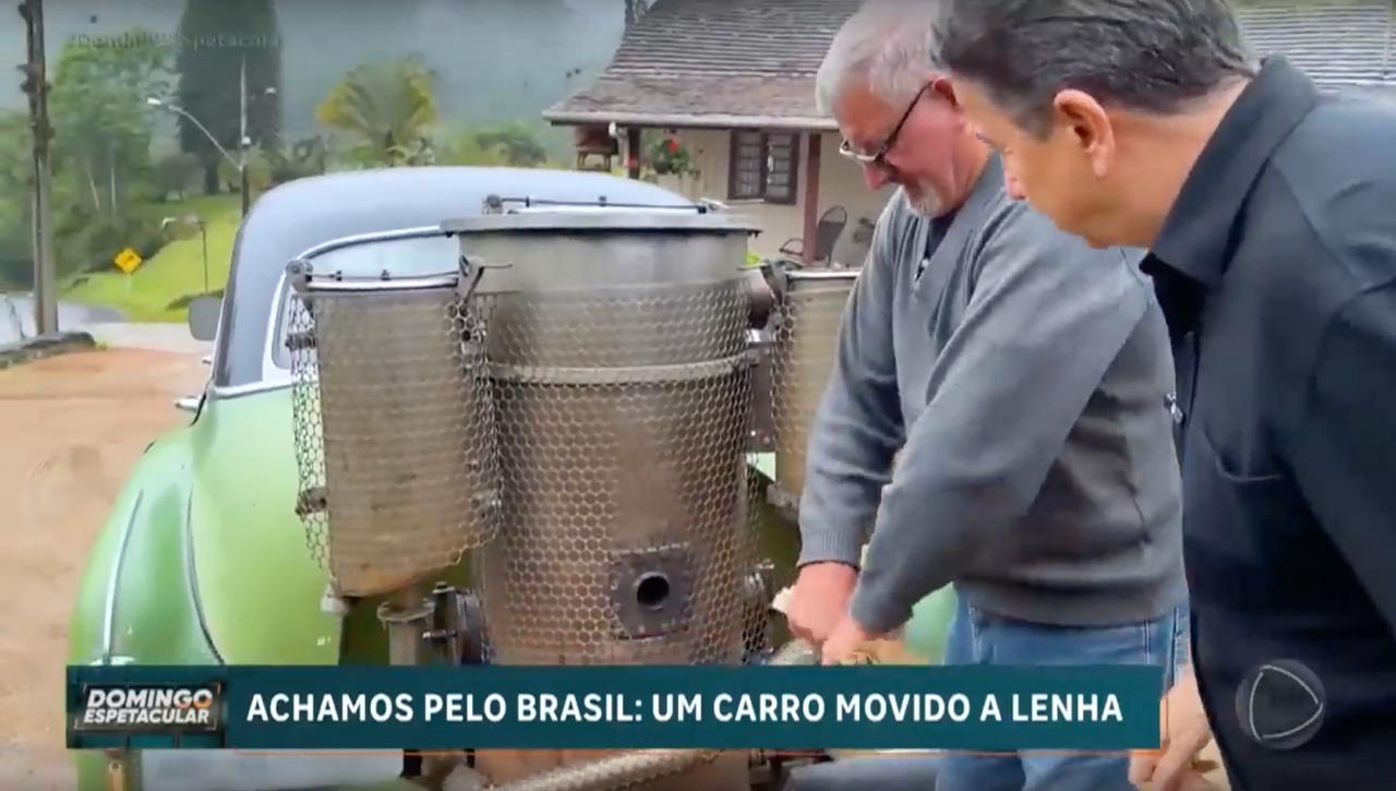 А вот семья из Бразилии уже 50 лет ездит на Chevrolet на дровах 2 мешка дров и палок с обочины хватает на 80 км Они попали в сюжет бразильского ТВ печку в багажнике собрали ещё в 70 х машина до сих пор легально ездит по дорогам и проходит техосмотр и мы такую соберём если Газпромбанк перестанет давать по 2 кешбэка на топливо concertzaal