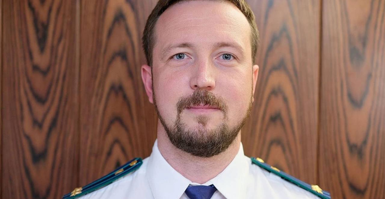 Задержан первый замминистра природных ресурсов Кубани Александр Каинов Как сообщили «Интерфаксу» в силовых органах, задержание связано с подозрениями в коррупции. Официальных комментариев от Министерства и правоохранителей пока нет. Александр Каинов занял пост первого замминистра природы Краснодарского края в 2018 году. До этот работал в прокуратуре региона, где контролировал исполнение природоохранного законодательства. Награжден знаком отличия «За верность закону III степени». Кубанские новости /фото/видео для публикации или заказать рекламу: «Утренний Юг»