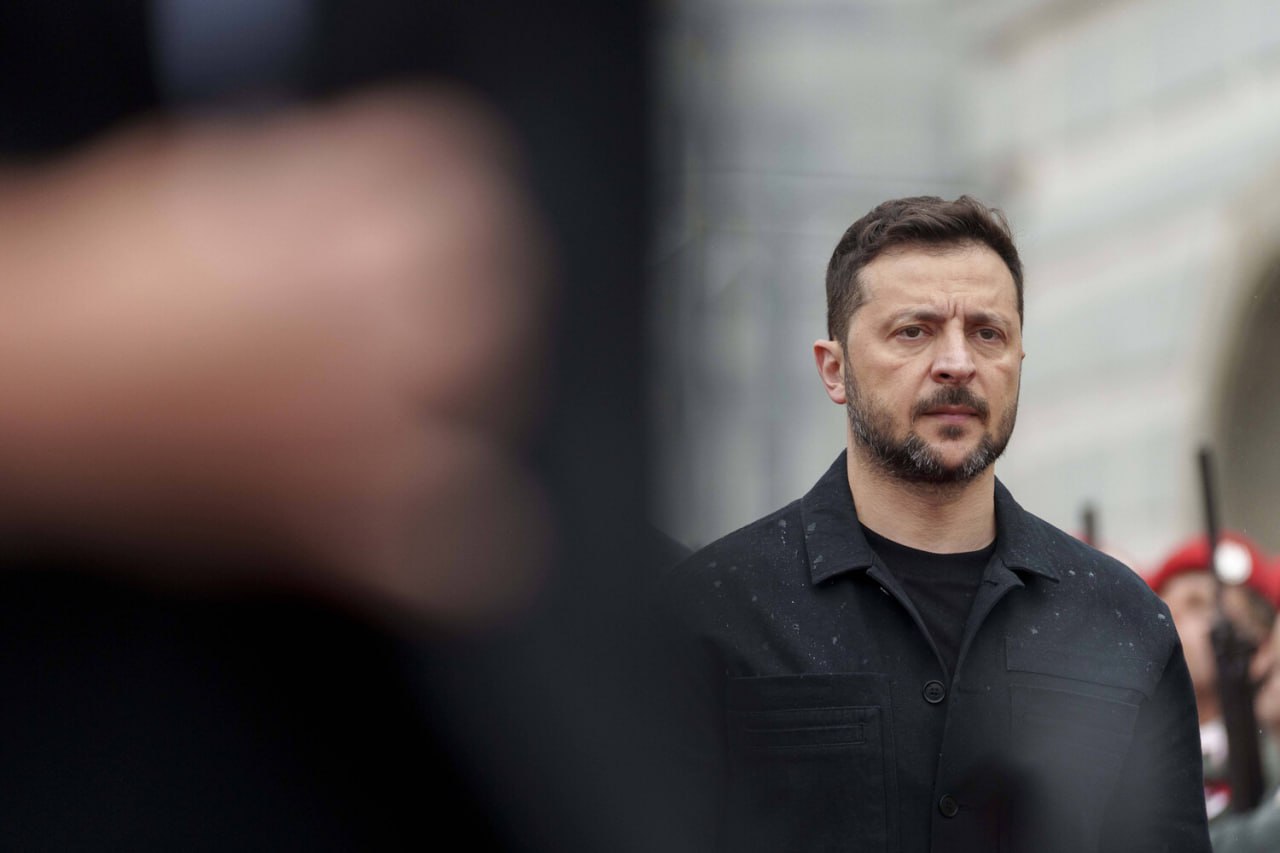 Зеленский утверждает что отправится в Турцию 19 ноября для подготовки к активизации переговоров с Россией Готовим активизацию переговоров и у нас есть наработанные решения которые предложим партнерам Всеми силами приближать окончание войны это первый приоритет Украины Работаем также чтобы возобновить обмен и возвращение пленных написал Зеленский На прошлой неделе Стамбул посетил секретарь СНБО Украины Рустем Умеров которому Зеленский в конце июля поручил активизировать переговорный трек Целью визита Умеров обозначил разблокировать процесс обменов 15 ноября Умеров заявил что при посредничестве партнеров в Турции и ОАЭ стороны согласились активировать стамбульские договоренности По его словам речь идет об обмене 1200 украинцев jkinvest news jkinvest