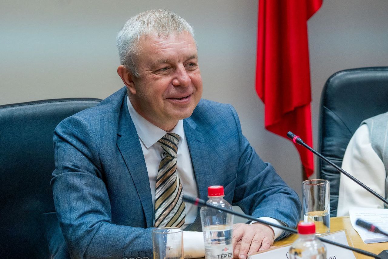 Роман Одинцов новый вице премьер правительства Красноярского края С 2018 года Одинцов трудился в мэрии Красноярска был первым замом главы города возглавлял департамент финансов У него серьезный опыт работы в краевой власти в 2010 2013 годах был министром финансов Да и губернатора Роман Валерьевич знает ещё со студенческой скамьи учились на одном курсе Официально поставленная Одинцову задача выстроить взаимодействие с крупными работодателями региона Алюминиевые огурцы в MAX ещё больше фото и видео