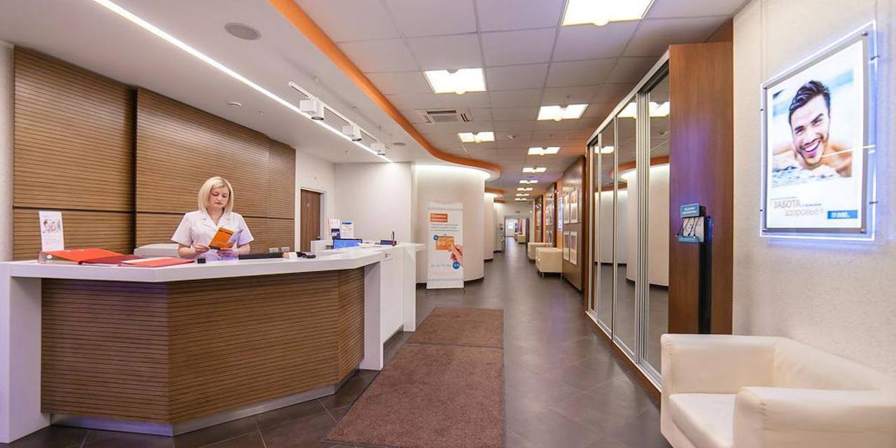 Количество новых частных медкомпаний вернулось к допандемийному уровню За год было зарегистрировано 8 7 тыс таких организаций что на 1 меньше чем в 2019 году и на 7 больше чем в 2024 м Рост сектора в основном обеспечивают небольшие клиники в то время как крупных объектов площадью более 1 тыс кв м открылось всего 20 и все они принадлежат уже действующим на рынке игрокам Наиболее активно развивается сегмент стоматологических услуг из 6 6 тыс новых компаний в сфере здравоохранения почти 2 тыс это стоматологии Общее число частных медицинских организаций на рынке достигло 88 4 тыс