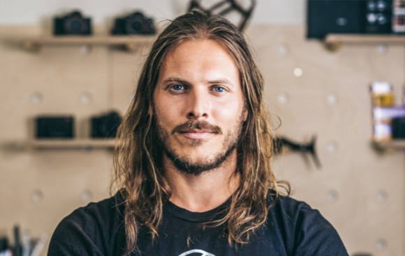 Сооснователь фотосервиса Halide Себастьян де Вит вступил в команду дизайнеров Apple Де Вит назвал работу в Apple возможностью заниматься любимыми продуктами в составе лучшей команды в мире Для него это не первый опыт в компании ранее он участвовал в разработке iCloud MobileMe и сервиса Локатор В разное время дизайнер также сотрудничал с Sony Mozilla Oracle HP и EA   www iphones ru 1357285 новости iphonesru