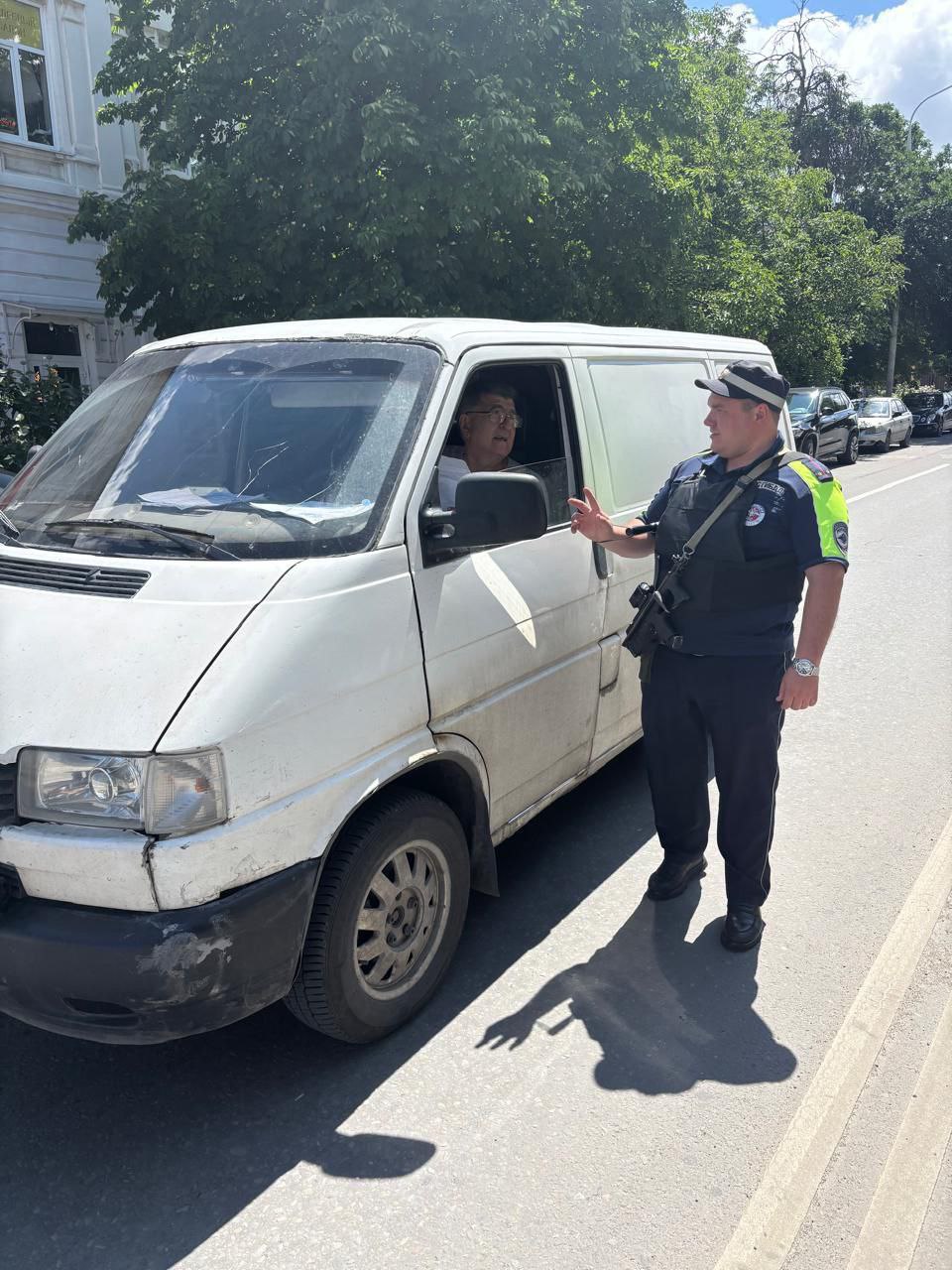 ‍ Новочеркасские госавтоинспекторы продолжают проводить профилактические мероприятия  Инспекторы дорожно-патрульной службы Госавтоинспекции Межмуниципального управления МВД России «Новочеркасское» регулярно проводят профилактические беседы с пожилыми пешеходами и водителями.  Госавтоинспекторы напоминают пожилым гражданам о необходимости неукоснительного соблюдения Правил дорожного движения, уделяя особое внимание безопасности при пересечении проезжей части дороги.   С возрастом часто ухудшается зрение и слух, увеличивается время реакции на ту или иную дорожную ситуацию, поэтому стоит быть особенно внимательными и осторожными.   Инспекторы рассказали пожилым людям о дорожной обстановке на территории обслуживания и привели статистику дорожно-транспортных происшествий с участием пожилых пешеходов.  Всем участникам бесед вручили информационные листовки и рекомендовали использовать световозвращающие элементы в темное время суток.   #gumvdro #мвд #мвд61 #МВДРоссии #полиция #ростов #ростовскаяобласть