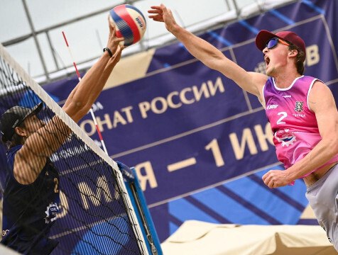 Обнинские пляжники завоевали "бронзу" третьего этапа чемпионата России   В Туле прошли финальные матчи третьего этапа чемпионата России по пляжному волейболу. Обнинские спортсмены вновь показали достойный результат. Дмитрий Веретюк и Фёдор Сабаев сыграли с командой "Динамо-ЛО" и добились победы в "бронзовом" матче. Счет составил 2:1  15:21, 21:19, 15:7 . Об этом рассказали в министерстве спорта Калужской области.