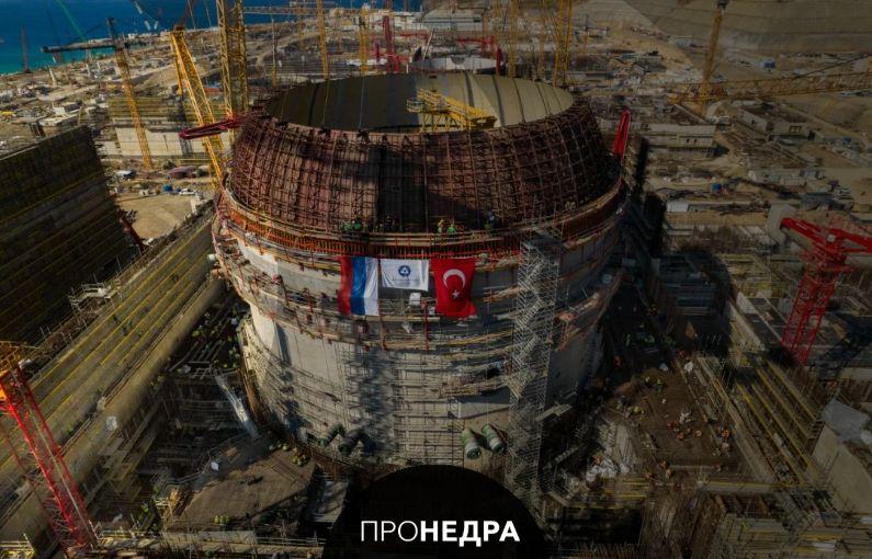 Запуск первого блока АЭС Аккую в Турции запланирован на апрель Эрдоган в середине октября отмечал что страна в очень ближайшее время получит энергию с первого реактора АЭС Аккую и уже обсуждает новые проекты в сфере атомной энергетики Первая в истории Турции атомная электростанция Аккую строится при участии России Комплекс включает в себя четыре энергоблока с реакторами ВВЭР 1200 поколения 3 мощностью по 1 2 тысячи мегаватт каждый Пронедра Подписывайся