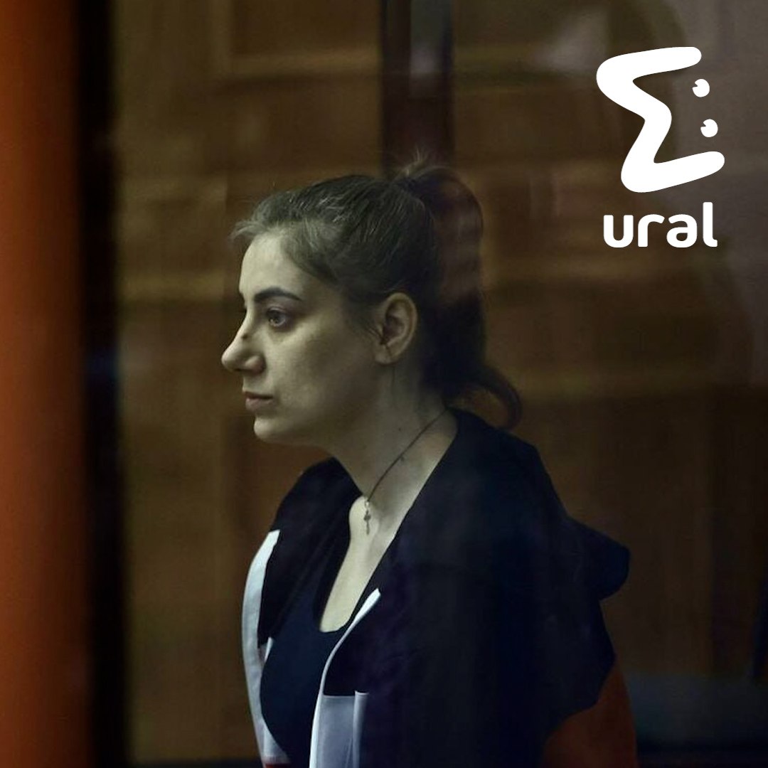 "Ребёнка я не убивала" Вероника Наумова выступила с последним словом. Ей грозит 25 лет — максимум, который можно дать женщине в России за убийство. Свою вину она не признаёт. Говорит: доказательств нет, на металлической ложке, электрошокере, скотче — ни её отпечатков, ни Далера. Жалеет только об одном — что не вызвала скорую вовремя. В зале суда Вероника обратилась к отцу убитого мальчика. Сказала, что ей его жаль — но и упрекнула: мол, у него есть ещё один сын, а он им не занимается. По словам Наумовой, когда мужчина сидел в колонии, сам просил её не подавать на алименты, чтобы скорее выйти из колонии. На этой неделе ей вынесут приговор.