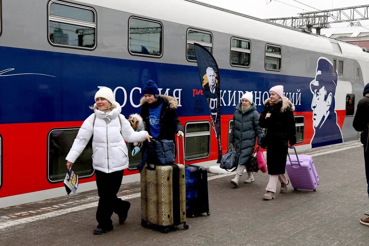 В честь 80 летия Владимира Жириновского основателя ЛДПР с Казанского вокзала в Адлер отправился первый тематический поезд Пресс служба партии сообщила что всего будет запущено 18 таких поездов Они будут следовать по трем маршрутам Москва Владивосток Москва Казань и Москва Адлер начиная с декабря 2025 года и заканчивая декабрем 2026 года