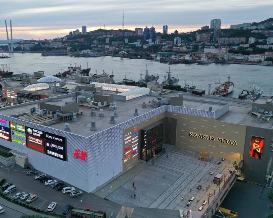 Во Владивостоке построят гигантский ТЦ В два раза больше Калины Молл Во Владивостоке собираются возвести многофункциональный комплекс площадью более 205 тысяч кв м вдвое больше Калина Молл Инвестор Арсенал вложит свыше 13 5 млрд рублей запланировано создание 250 рабочих мест а ввод в эксплуатацию намечен на 2033 год На Бородинской появится огромный кластер с гипермаркетом кинотеатром фитнес центром офисами апартаментами и десятками ритейлеров Парковка сама как небольшой квартал 90 5 тысяч кв м Проект уже подписан с КРДВ который напоминает что у инвесторов есть опыт именно они в 2019 году запустили Калину Молл ставший крупнейшим ТРЦ на Дальнем Востоке Теперь амбиции куда выше новый комплекс должен стать главным торговым ядром города Подписаться забустить