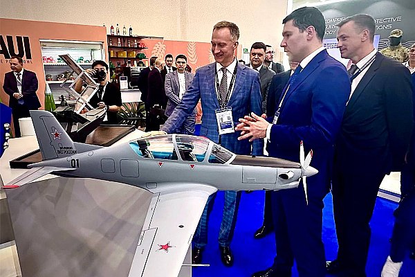 Пилотажно навигационный комплекс ПНК 800 проходит межведомственные испытания на УЗГА Пилотажно навигационный комплекс ПНК 800 для учебно тренировочного самолета УТС 800 проходит межведомственные испытания на Уральском заводе гражданской авиации УЗГА Об этом сообщает AVIA RU со ссылкой на данные УЗГА Как напомнили на предприятии УЗГА разрабатывает современный пилотажно навигационный комплекс ПНК 800 для первого российского турбовинтового учебно тренировочного самолета УТС 800 Важное конкурентное преимущество российского комплекса возможность модернизации и адаптации под индивидуальные требования заказчика Предварительные испытания пилотажно навигационного комплекса ПНК 800 завершены конструкторской документации присвоена литера О Сейчас проходят межведомственные испытания рассказали на УЗГА aviaru net n292455