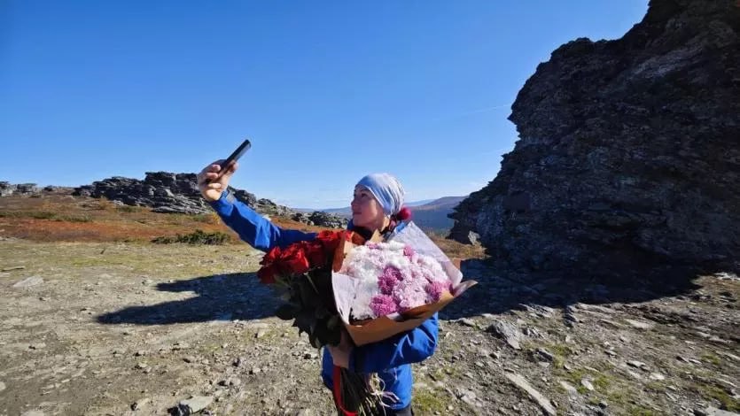 120 дней в пути жительница Миасса в одиночку прошла более двух тысяч километров Жительница Миасса Челябинская область Оксана Лыткина в одиночку первой в России прошла с рюкзаком за спиной 2300 километров по Большой уральской тропе Путешествие по самому протяженному горному маршруту заняло у нее 120 дней Свое нон стоп прохождение тропы российская путешественница завершила вчера 11 сентября За четыре месяца она проделала большой путь от города Орск на границе с Казахстаном до перевала Дятлова на Северном Урале ПОДРОБНЕЕ URALPRESS RU