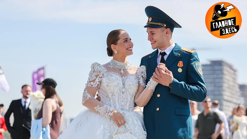Более 150 пар заключили брак в День семьи на фестивале «Россия. Соединяя сердца» Он проходит в столице во второй раз. В 2024 году на международной выставке-форуме «Россия» одновременно прошла регистрация 151 пары. В этом году в День семьи, любви и верности в Национальном центре «Россия» прошла регистрация брака сразу 152 пар молодоженов, всего за дни фестиваля создадутся 206 новых семей. Главное — здесь. Подписывайтесь!