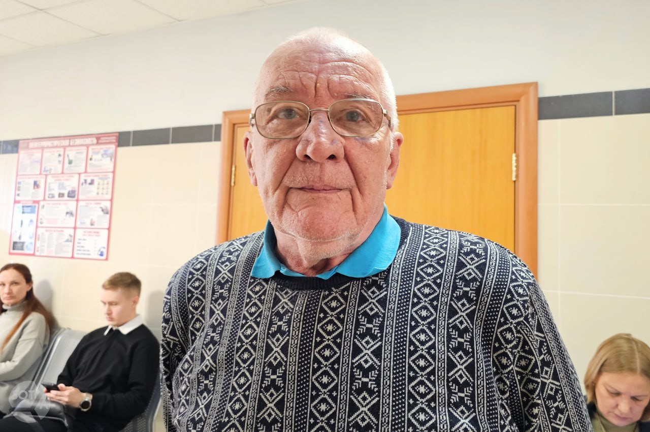 Участника движения За новый социализм отправили на принудительное лечение за попытку создать террористическое сообщество Центральный окружной военный суд в Екатеринбурге назначил принудительные меры медицинского характера 65 летнему участнику движения За новый социализм Андрею Фогелю передает наш корреспондент в суде О такой мере просило обвинение Пенсионера из Нижнего Тагила Андрея Фогеля обвиняют по статье о покушении на организацию террористического сообщества которая предусматривает наказание вплоть до пожизненного лишения свободы По версии следствия Фогель вступил в движение За новый социализм весной 2022 года а затем в течение трех лет готовил создание террористической ячейки Ее целями назвали нападения на топ менеджеров Уралвагонзавода и ликвидацию руководства страны В прениях защита заявила о провокации со стороны Павла Сергиеня трижды судимого рабочего Уралвагонзавода и представителя независимого профсоюза Солидарность действовавшего совместно с пятью сотрудниками Росгвардии В основу материалов обвинения легли аудиозаписи которые Сергиеня тайно делал во время разговоров с Фогелем Защита просила суд прекратить уголовное дело указав на то что оперативный сотрудник не может склонять и подстрекать к совершению преступления В последнем слове Фогель заявил что ФСБ является единственной политической силой в Нижнем Тагиле Он также связал дело против себя с желанием властей провести спокойные президентские выборы Движение За новый социализм было создано в 2019 году бывшим дипломатом и политологом Николаем Платошкиным В мае 2021 года Гагаринский суд Москвы приговорил Платошкина к 5 годам лишения свободы условно по обвинению в призывах к массовым беспорядкам и распространении заведомо ложной информации По информации Медиазоны Павел Сергиеня фигурирует в деле арестованного в Екатеринбурге американского журналиста The Wall Street Journal Эвана Гершковича и возможно является информатором ФСБ Фото SOTAvision